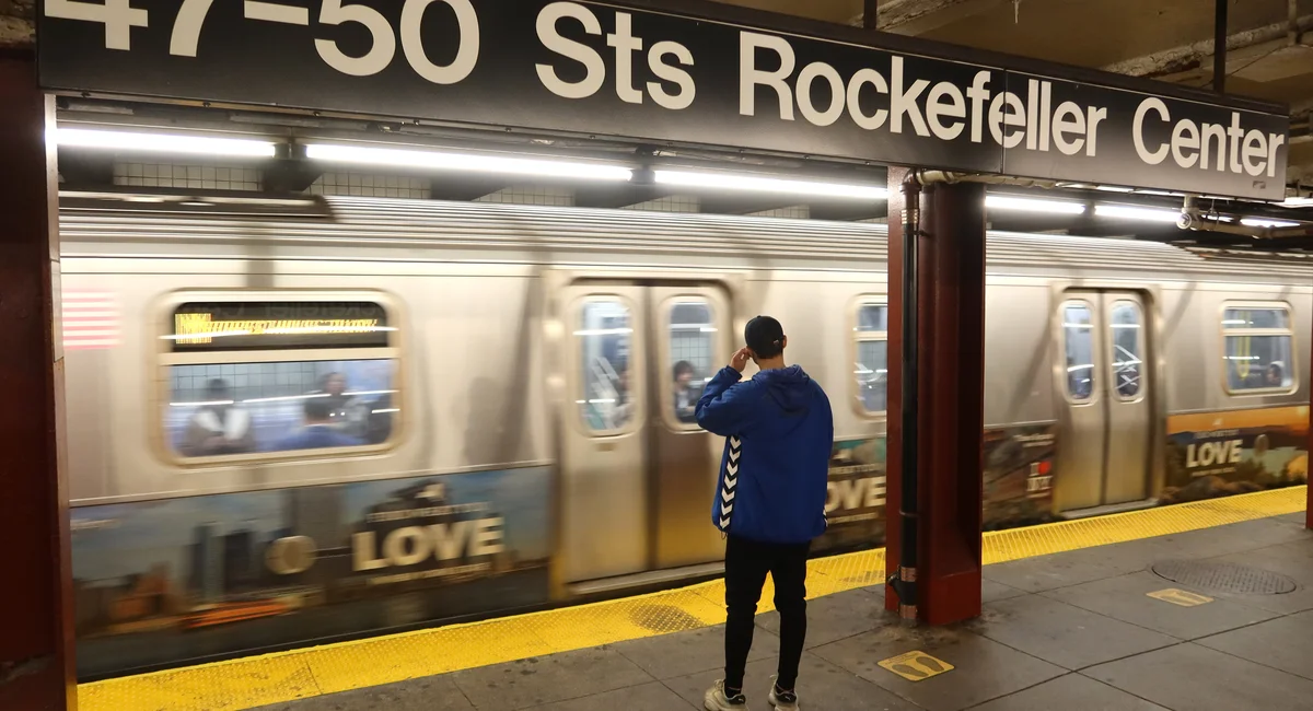 NYPD: Man randomly slashed inside Rockefeller Center subway station